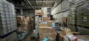 У Києві на складі знайшли 350 тонн гуманітарної допомоги, яка лежала без діла і навіть почала псуватися