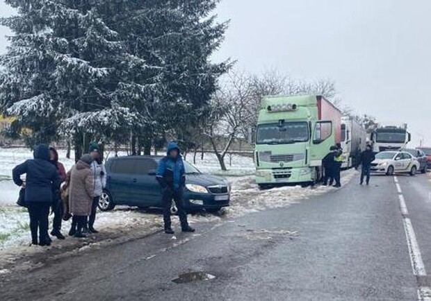 Біля Львова автомобіль збив жінку й дитину, хлопчик помер. 