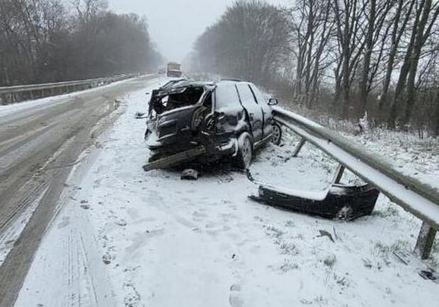 Біля Самбора два автомобілі зіткнулися з вантажівкою: шестеро людей — у лікарні. 