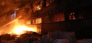 На Залютино горіли склади: із пожежею боролися майже сім годин (фото)