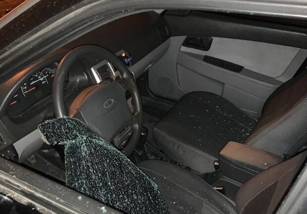 Серед ночі у Львові 32-річний чоловік розтрощив вікна чотирьох автомобілів – фото. 