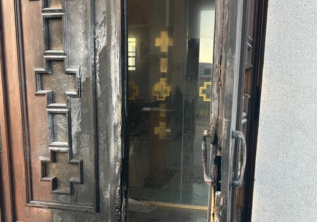Невідомі підпалили двоє дверей храму Пресвятої Богородиці УГКЦ у Львові – фото. 