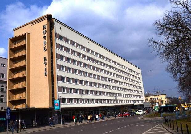 Жінка з Червонограда випала з вікна готелю у центрі Львова і померла 