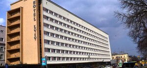 Жінка з Червонограда випала з вікна готелю у центрі Львова і померла