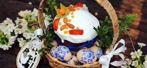 У Києві віряни стоять у величезних чергах до храмів, щоб освятити кошики: фото