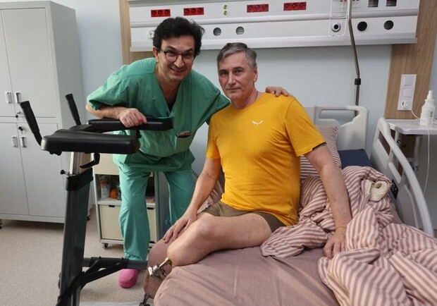 У Львові вперше в Україні пацієнтові вживили протез у кістку. 