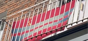 У Дніпрі чоловік вивісив на балконі комуністичний прапор 