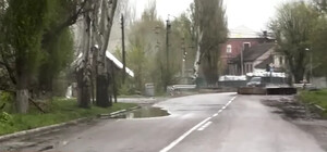 Ракета впала між машинами: іноземні журналісти потрапили під обстріл РФ в Оріхові