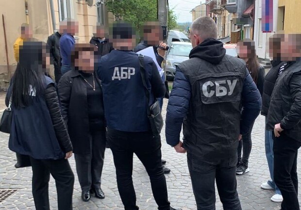 На одержані хабара затримано податкову інспекторку 