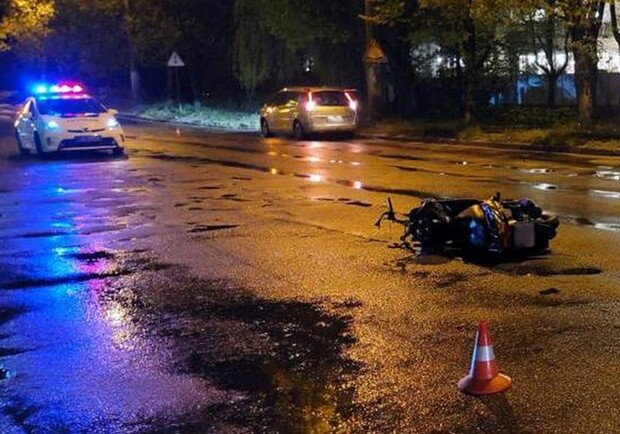 У Львові 37-річний мотоцикліст зіткнувся з позашляховиком — фото з місця ДТП. 