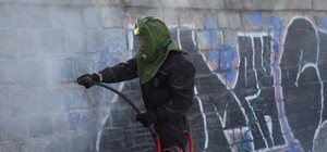 У Дніпрі на набережній видаляють вандальні написи