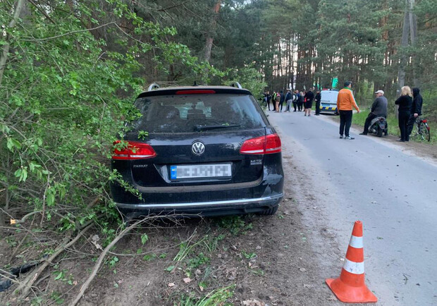 На Львівщині 17-річний хлопець за кермом автомобіля збив жінку з маленькою дитиною — фото. 