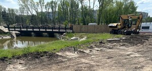 Чому косу на Набережній Перемоги огородили парканом