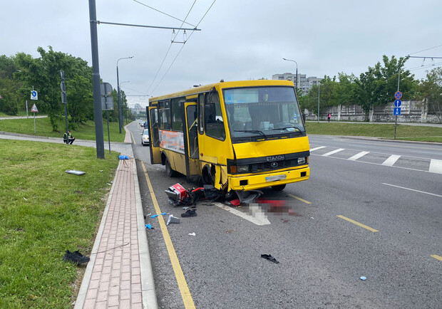 Внаслідок зіткнення скутериста і маршрутки у Львові загинув 22-річний хлопець. 