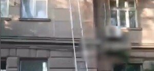 В Одесі жінка вирішила сходити у гості через балкон, але застрягла
