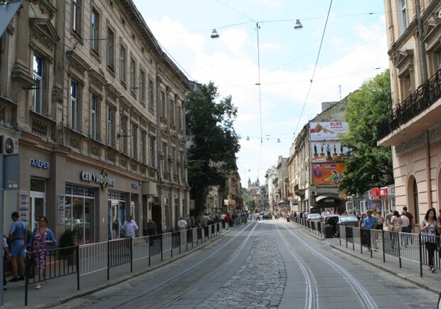 У центрі Львова рецидивісти напали на одеситку. 