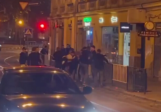 Поліцейські встановлюють учасників масової бійки у центрі Львова 