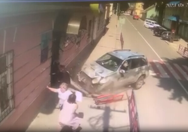 В Яворові п’яна водійка автомобіля, розтрощивши огорожу, виїхала на тротуар і збила поліцейську. 