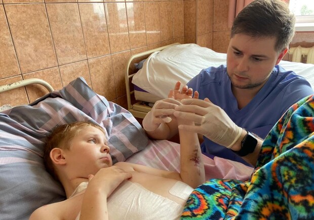 Три доби перебував у комі: львівські медики врятували хлопчика з Харкова, який потрапив під обстріл. 