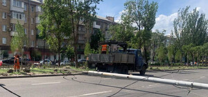 На Печерську електросамокатник налетів на дроти електроопори, що впала