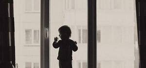 Взявся на москітну сітку: в Одесі з вікна п'ятого поверху випала п'ятирічна дитина