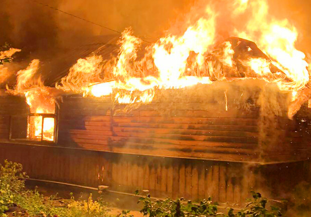 Біля Львова загорівся будинок. 