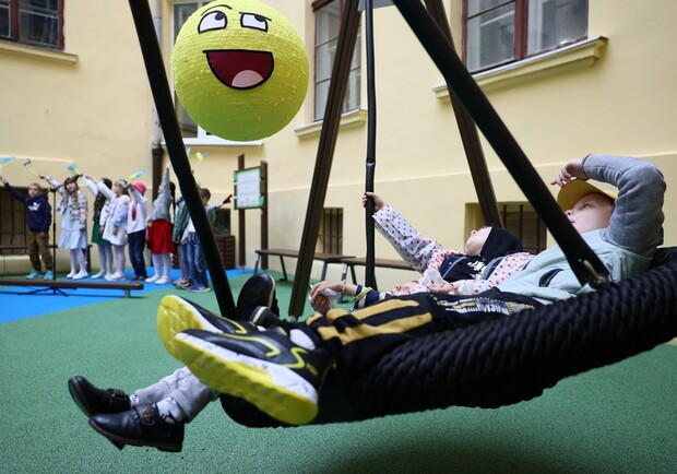 Занедбаний внутрішній дворик львівської школи перетворили на сучасний дитячий майданчик – фото та відео. 