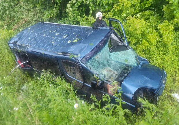 Водій мікроавтобуса загинув під час падіння в кювет з траси Львів-Ужгород 
