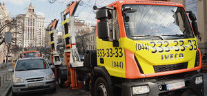 У Києві чоловік ударив водія евакуатора, бо він заважав проїзду