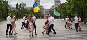 Випускники харківської школи станцювали вальс на площі Свободи (фото)