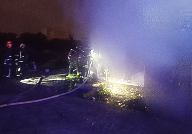На Тернопільській у Львові загорівся металевий вагончик із чоловіком. 