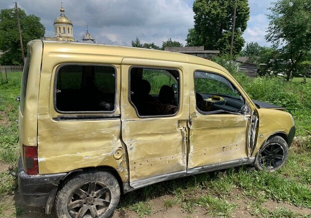 Біля Яворова п’яний водій автомобіля збив двох жінок – фото з місця ДТП. 