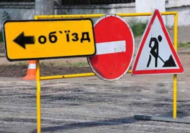 Вулицю Вітовського у Львові перекрили для проїзду транспорту. 