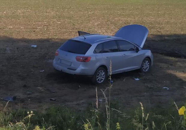 З траси Миколаїв-Жидачів злетів автомобіль, двох людей госпіталізовано 