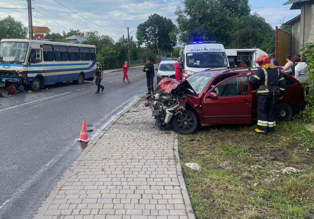 На Львівщині зіткнулися автобус та автомобіль. 