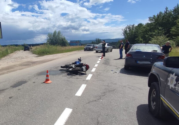У Трускавці автомобіль протаранив мотоцикл, двох людей госпіталізовано 