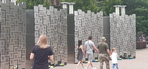 У Бучі з'явився меморіал на згадку про загиблих від рук окупантів городян