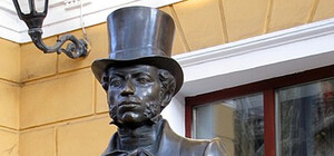 У центрі Одеси розмалювали пам'ятну табличку Пушкіну (відео)