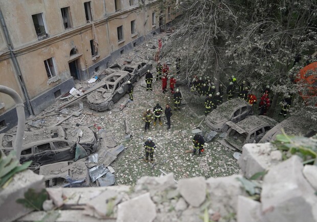 Надзвичайники опублікували фото та відео зі зруйнованого російською ракетою будинку у Львові. 