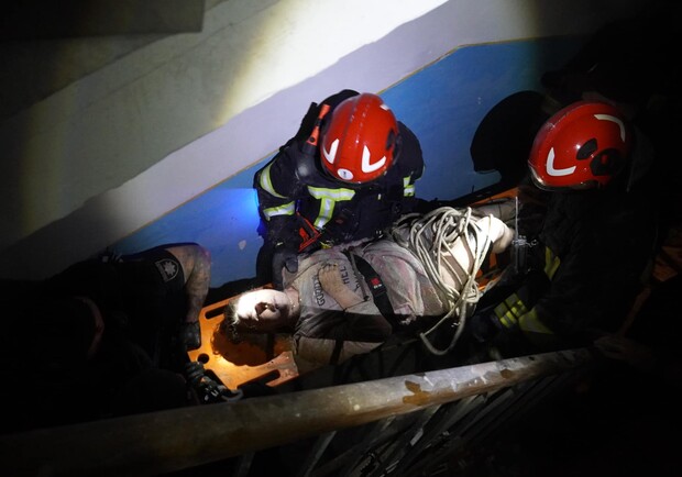 Під завали зруйнованої росіянами львівської багатоповерхівки тривають пошуки людей. 