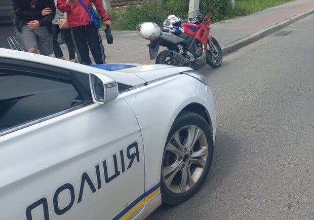 Біля Львова 17-річний мотоцикліст збив 15-річну дівчину 