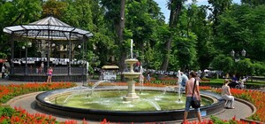 В Одесі чоловік вирішив скупатися у фонтані Міськсаду та пошкодив його