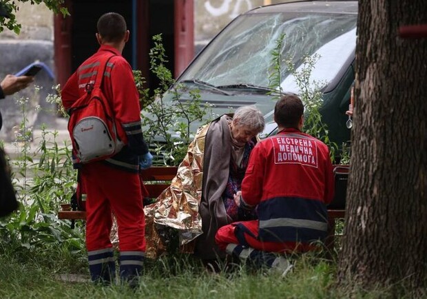 Троє постраждалих від ракетного удару по львівській багатоповерхівці залишаються в лікарнях. 