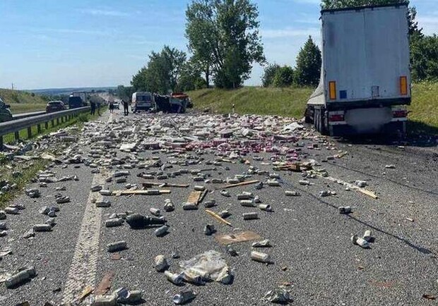 На Львівщині вантажівка розсипала пляшки з пивом. 