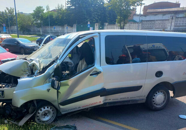 У Львові водій автомобіля протаранив електроопору 