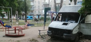 У Дніпрі місцеві скаржаться на занедбаний дитячий майданчик