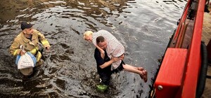 В Одесі через негоду затопило Пересипський район: довелося рятувати людей