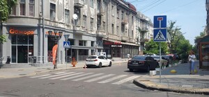 Стало приємно ходити: у провулку Чайковського встановили антипаркувальні стовпчики