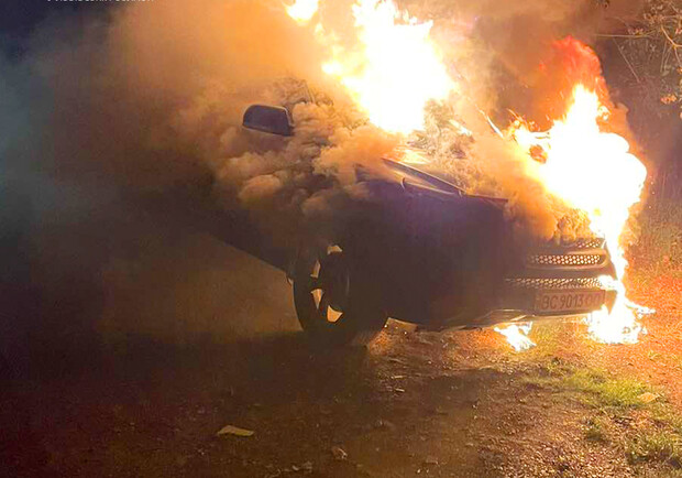 У Соснівці серед ночі загорівся Hyundai Santa Fe. 