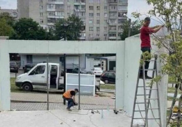 Велика реконструкція: на Миколайчука у Львові розпочали демонтаж кіосків. 